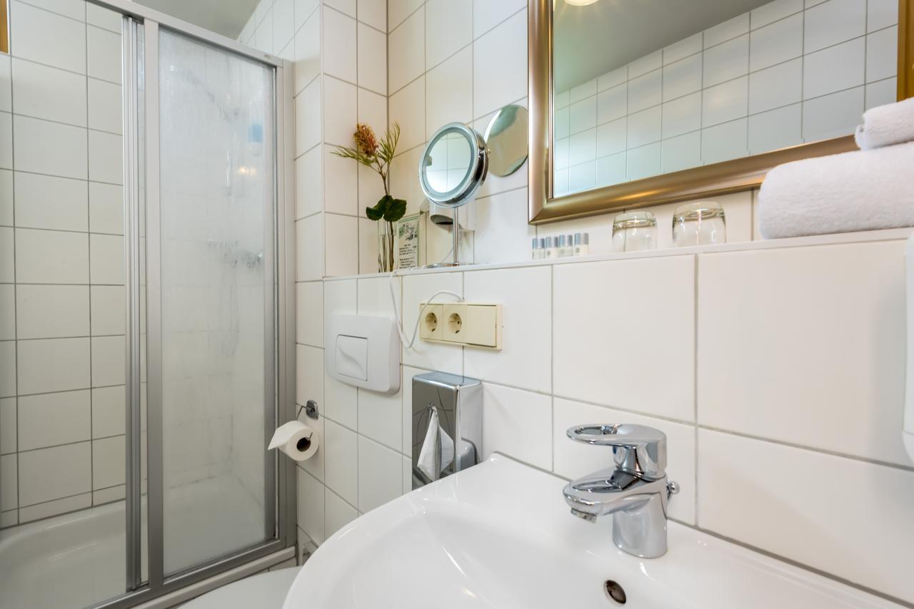 Hotel Ambassador-Berlin Gruenau エクステリア 写真